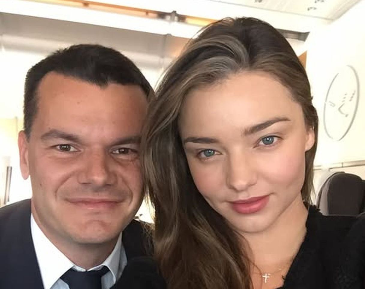 След хита в TikTok със стюардесите: Марио Бакалов показа селфи с Миранда Кър