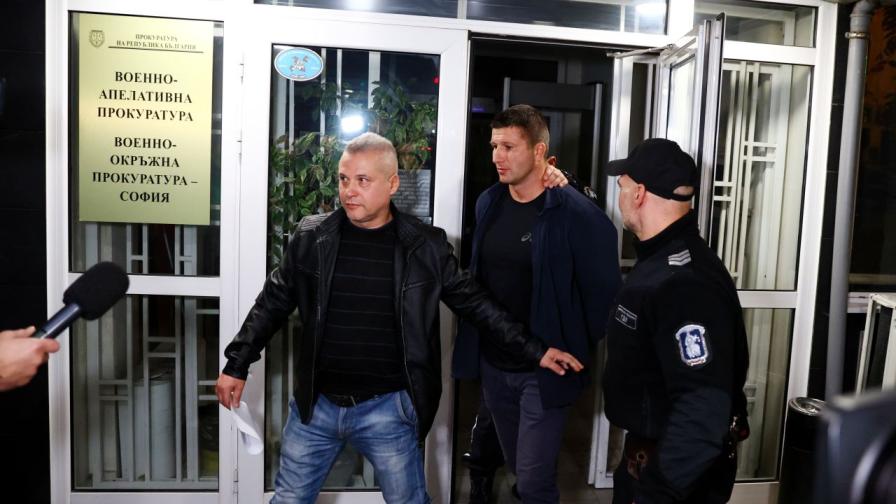 С белезници пред прокуратурата: Задържаха...