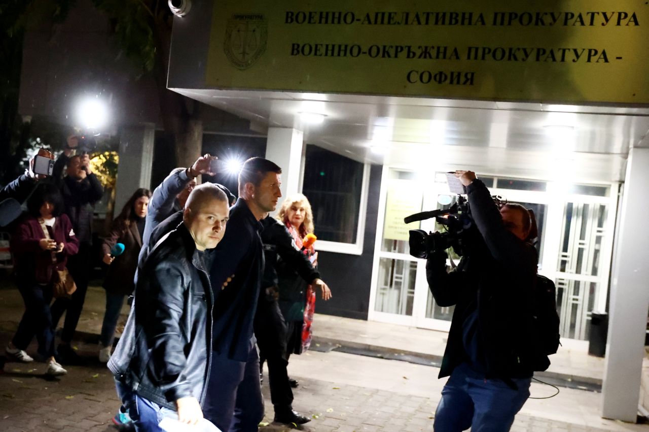 <p>Служителят на НСО бе изведен с белезници от Военно-окръжната прокуратура в София, където бе доведен за разпит и даване на показания по разследването.</p>