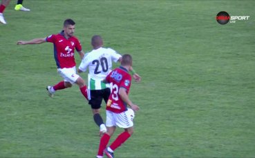 Марек остава с 10 души след червен картон на Симеон Мечев