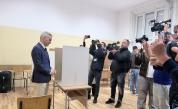 Кандидатът за президент Андрей Гюров гласува с машинна бюлетина в родния си град Благоевград