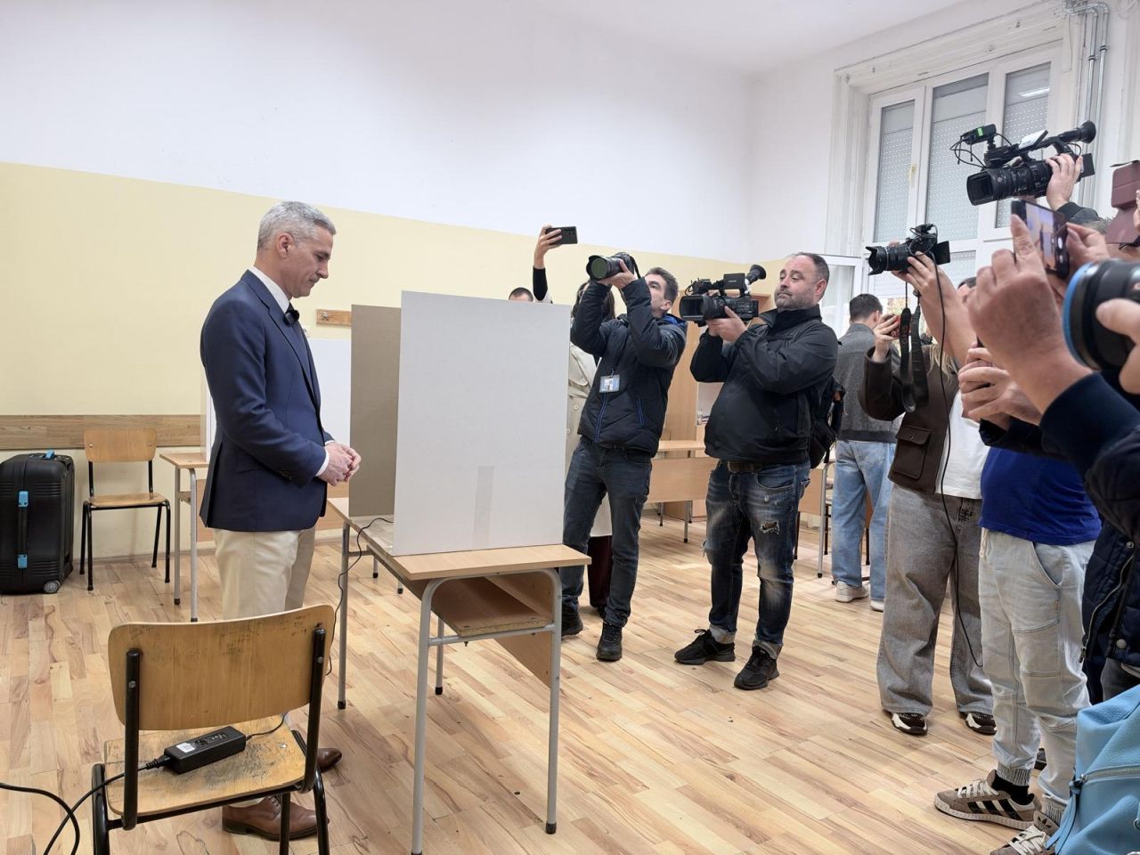 <p>Кандидатът за президент Андрей Гюров гласува с машинна бюлетина в родния си град Благоевград</p>