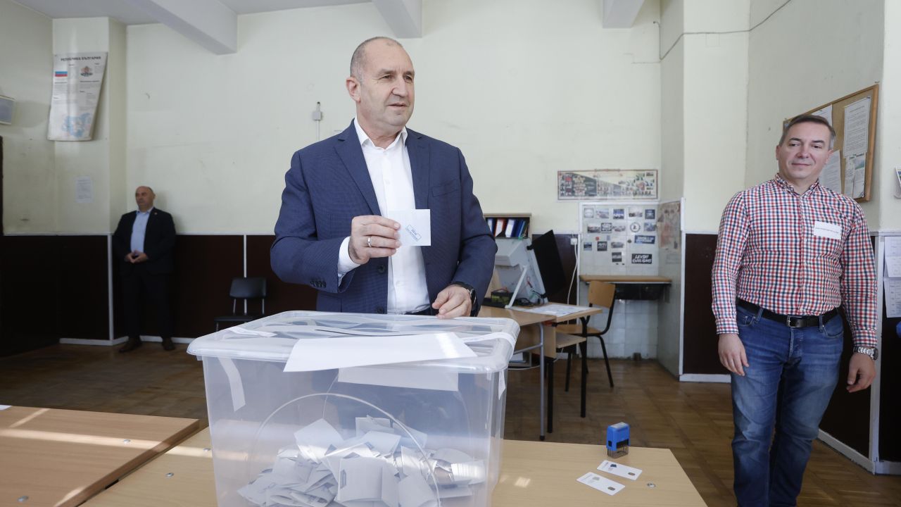 <p>Днес в София, 25 октомври, в Професионална гимназия по транспорт &bdquo;Макгахан&ldquo;, Румен Радев гласува за президент на Република България.</p>