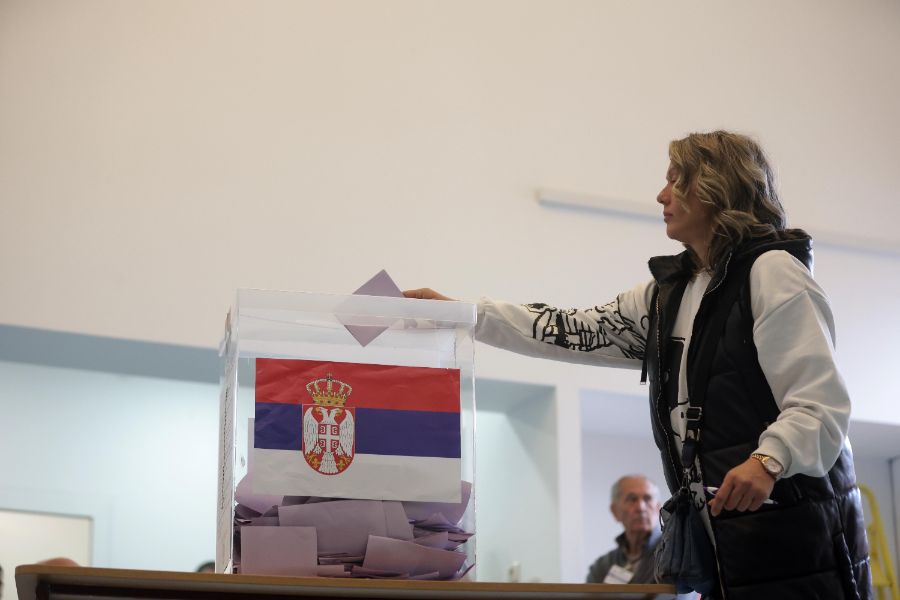 <p>Сватбена еуфория и политически страсти: Вучич със съпругата си в бяло, младоженци пред урните и опашки за вота в Сърбия.</p>