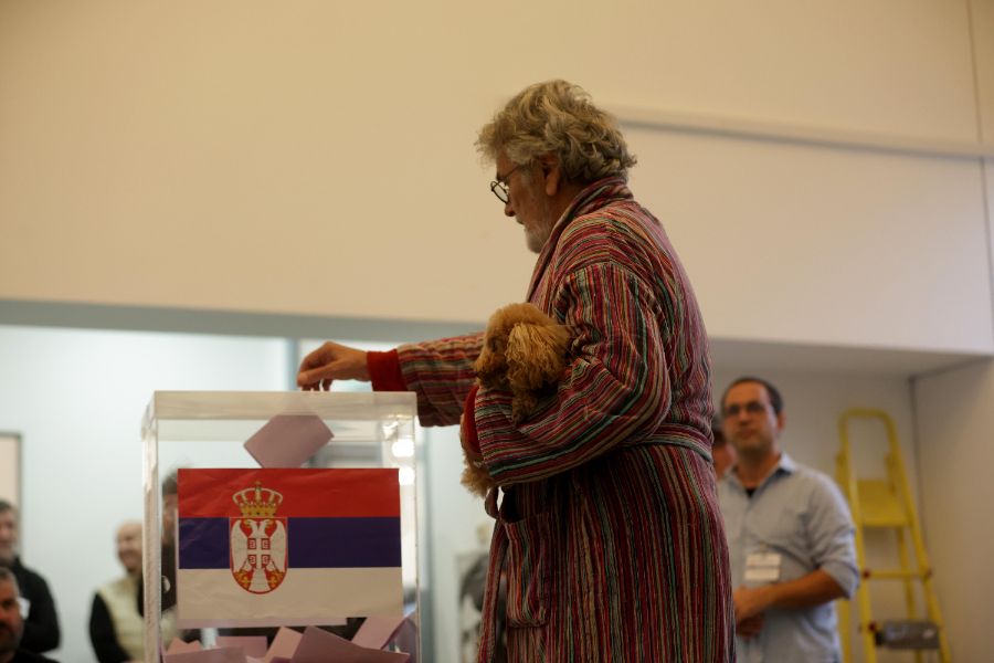 <p>Сватбена еуфория и политически страсти: Вучич със съпругата си в бяло, младоженци пред урните и опашки за вота в Сърбия.</p>