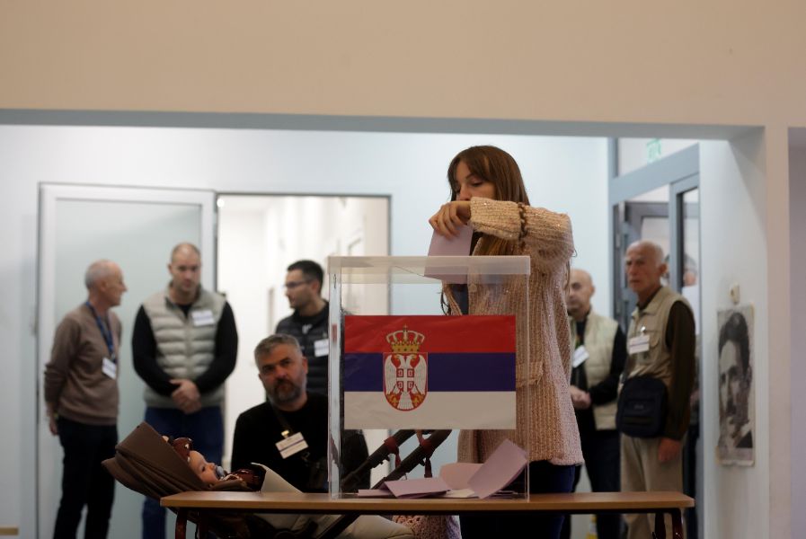 <p>Сватбена еуфория и политически страсти: Вучич със съпругата си в бяло, младоженци пред урните и опашки за вота в Сърбия.</p>