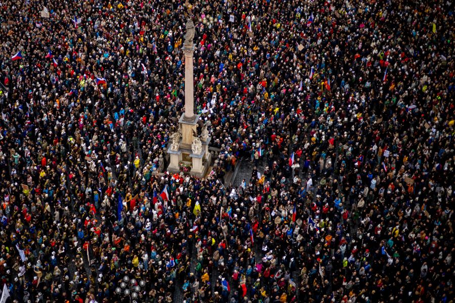 Протестиращи опитаха да нахлуят в парламента в Чехия