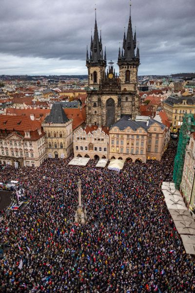 <p>Протестиращи опитаха да нахлуят в парламента в Чехия.</p>