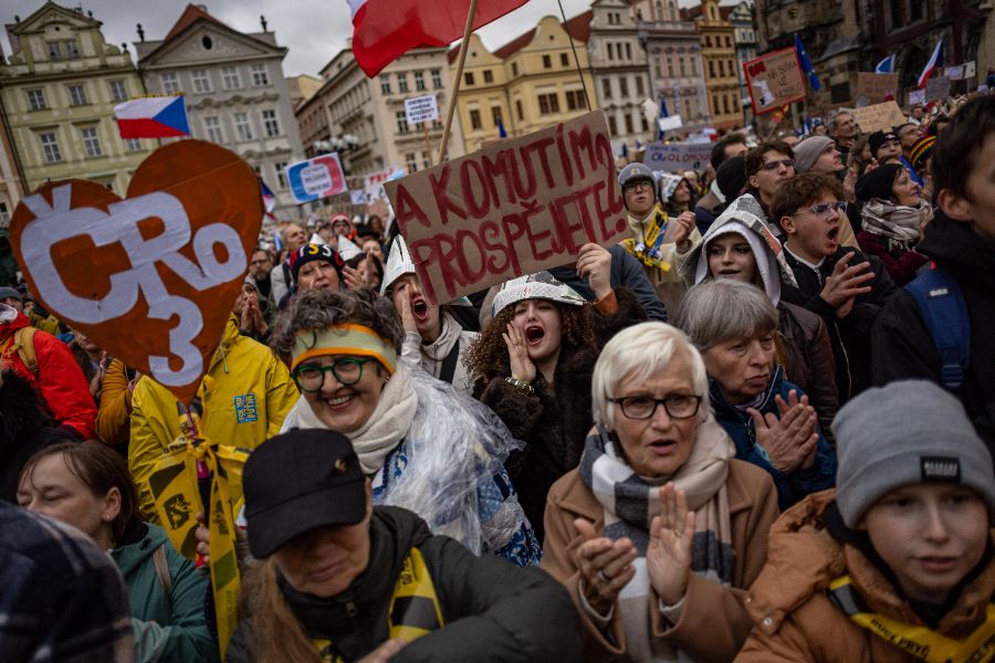 <p>Протестиращи опитаха да нахлуят в парламента в Чехия.</p>