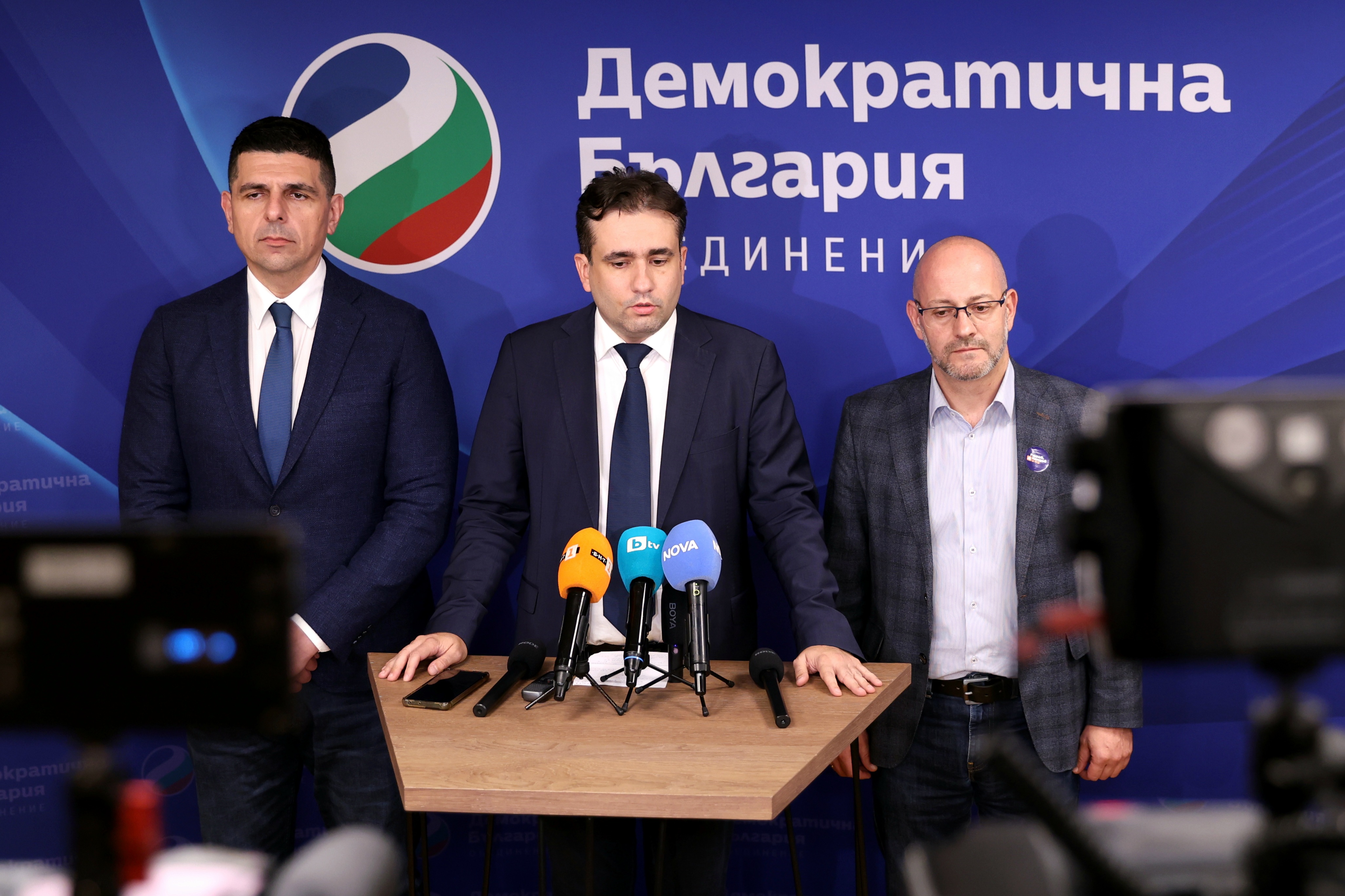 Лидерите на Демократична България дават изявление за медиите в централата на Да, България в София. На снимката (от ляво надясно): съпредседателите на Да, България Ивайло Мирчев и Божидар Божанов и председателят на Демократи за силна България (ДСБ) Радан Кънев.