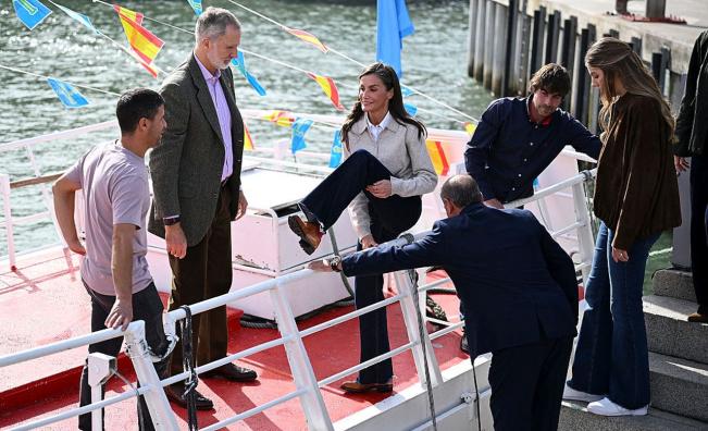 Кралица Летисия падна от лодка по време на кралски ангажимент (ВИДЕО)