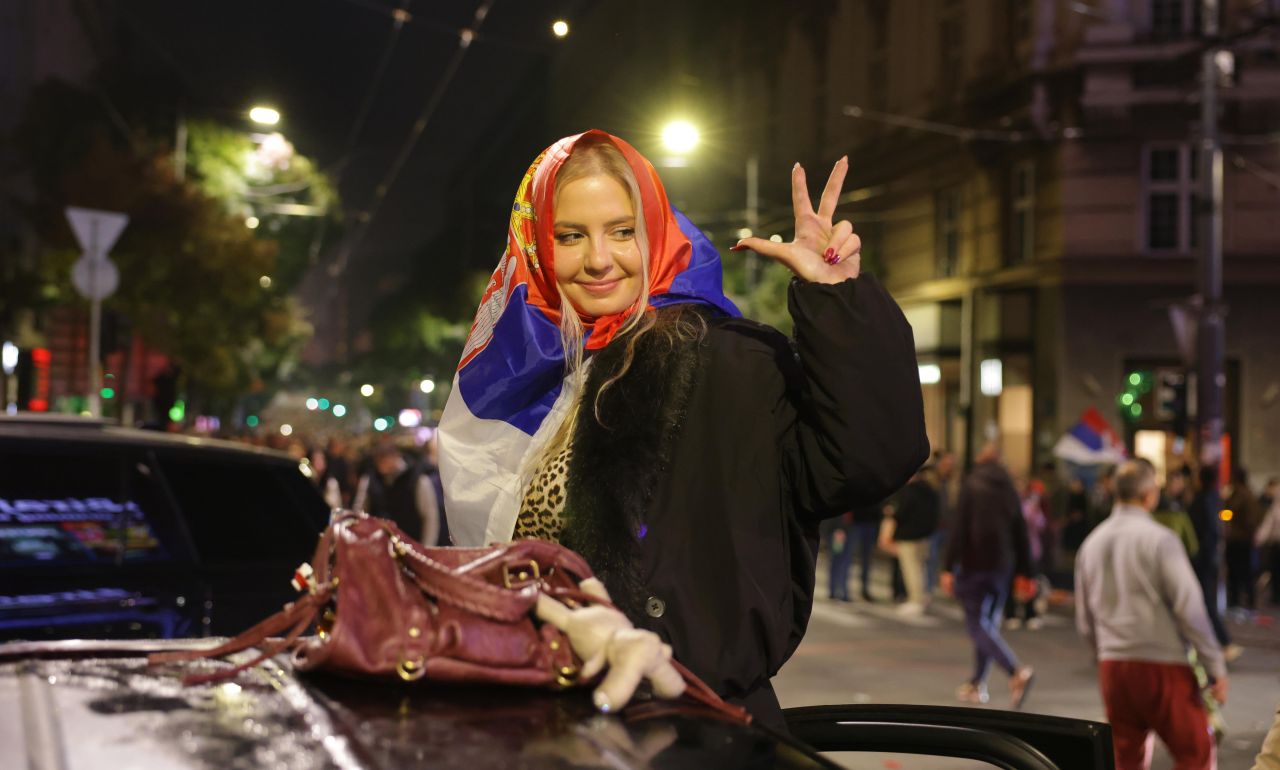 <p>Историческата изборна нощ в Сърбия превърна улиците на Белград, Нови Сад и десетки други градове в сцена на всеобща еуфория. След като Александър Вучич призна поражението си пред Студентската листа, хиляди граждани остана до зори по площади и кръстовища, за да отпразнуват края на 14-годишната ера на управляващата партия</p>