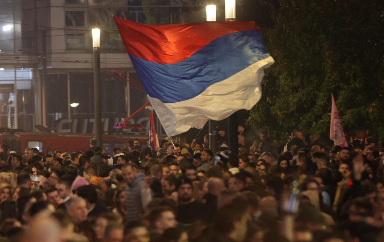 <p>Историческата изборна нощ в Сърбия превърна улиците на Белград, Нови Сад и десетки други градове в сцена на всеобща еуфория. След като Александър Вучич призна поражението си пред Студентската листа, хиляди граждани остана до зори по площади и кръстовища, за да отпразнуват края на 14-годишната ера на управляващата партия</p>