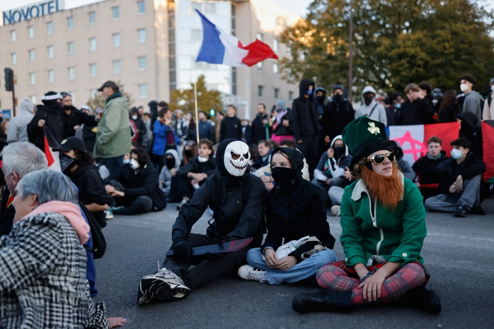 <p>Ожесточени сблъсъци белязаха новите протести във Франция срещу високия стандарт на живот. Десетки хиляди излязоха по улиците, а в Париж, Лион и Бордо се стигна до хвърляне на коктейли &bdquo;Молотов&ldquo;, ранени полицаи и изгаряне на чужди национални флагове.</p>