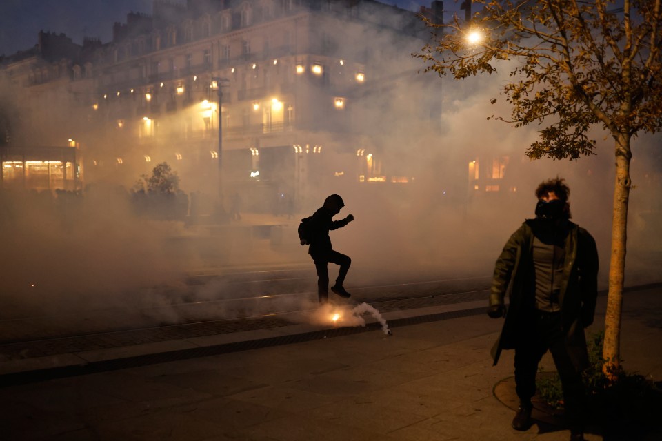 <p>Ожесточени сблъсъци белязаха новите протести във Франция срещу високия стандарт на живот. Десетки хиляди излязоха по улиците, а в Париж, Лион и Бордо се стигна до хвърляне на коктейли &bdquo;Молотов&ldquo;, ранени полицаи и изгаряне на чужди национални флагове.</p>