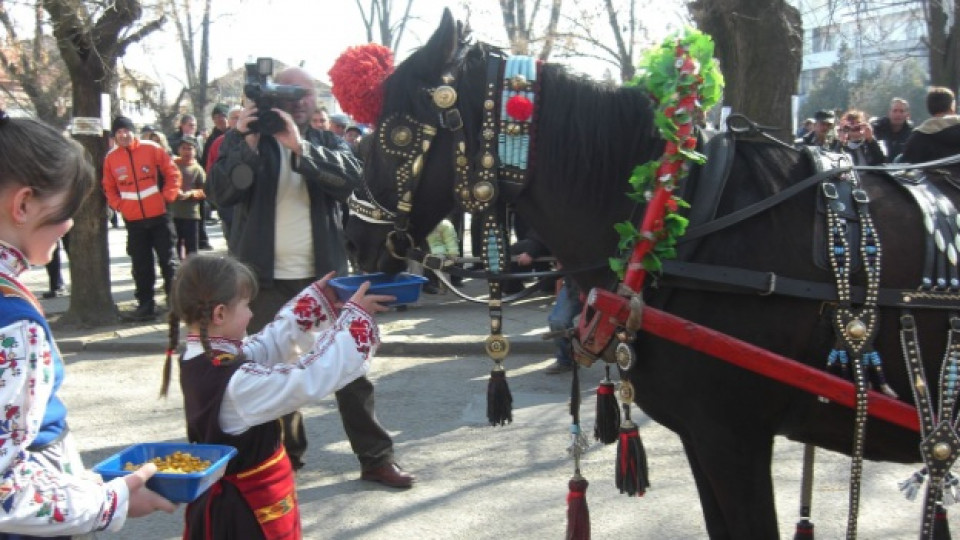 На днешния празник конете се украсяват с мъниста, пискюли и цветя