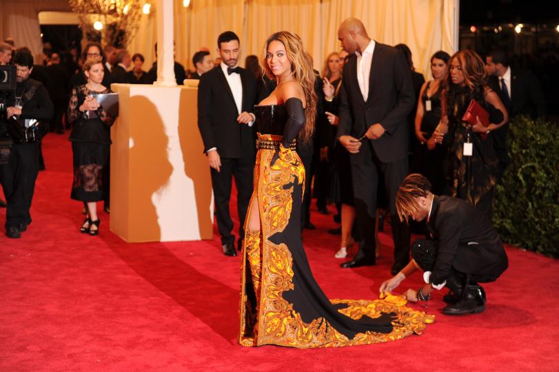 БИОНСЕ.
Всяка година събитието "Met Ball" събира едни от най-актуалните световни знаменитости в нюйоркския музей "Метрополитън". Тази година поводът е откриването на изложбата "PUNK: Chaos to Couture", която ще остане в музея до 14 август 2013 г. Официален домакин на "Met Ball" е списание "Вог" и неговата главна редакторка Ана Уинтур.