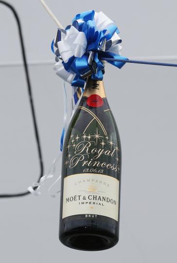 Бутилката шампанско, която бе счупена в корпуса на кораба по случай неговото пускане по вода, струваше 1250 паунда