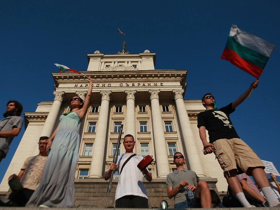 За девети ден десетки хиляди хора поискаха оставка на правителството. Според много от присъстващите на протеста той е бил най-многолюдният досега. От МВР няма информация колко хора са се включили в шествията.