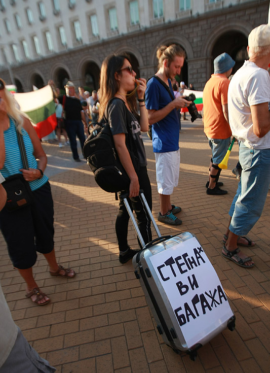 За девети ден десетки хиляди хора поискаха оставка на правителството. Според много от присъстващите на протеста той е бил най-многолюдният досега. От МВР няма информация колко хора са се включили в шествията.