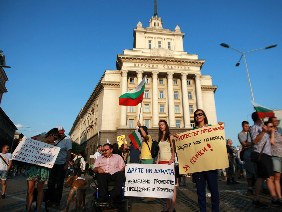 За девети ден десетки хиляди хора поискаха оставка на правителството. Според много от присъстващите на протеста той е бил най-многолюдният досега. От МВР няма информация колко хора са се включили в шествията.