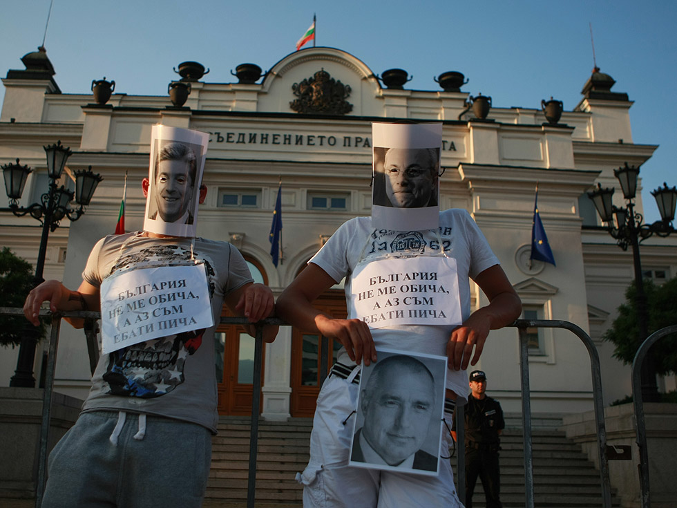 За девети ден десетки хиляди хора поискаха оставка на правителството. Според много от присъстващите на протеста той е бил най-многолюдният досега. От МВР няма информация колко хора са се включили в шествията.