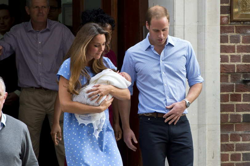 Първите снимки на детето на принц Уилям и Кейт - Джордж Алекзандър Луис. Бъдещият крал на Англия се роди в понеделник - 22 юли в болница Сейнт Мери (където е роден и баща му - принц Уилям)