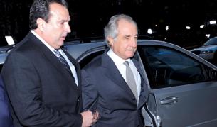 Финансистът на влизане в съдебната зала.