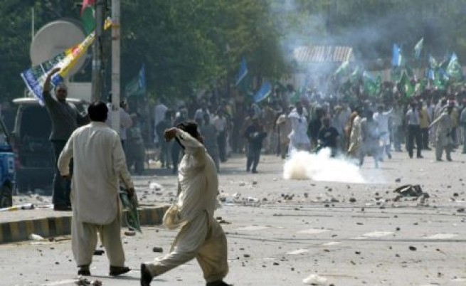 Размирици в Пакистан заради арест на опозиционен лидер