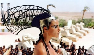 Моника Белучи като Клеопатра в "Астерикс и Обеликс: Мисия Клеопатра".