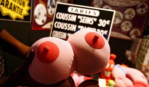 На панаира край Париж има огромно разнообразие от вибратори, бельо и обувки на висок ток.