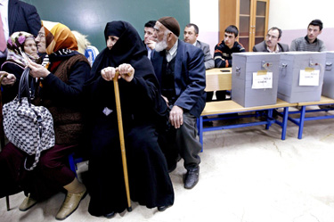 Пет жертви и почти 100 ранени на местните избори в Турция