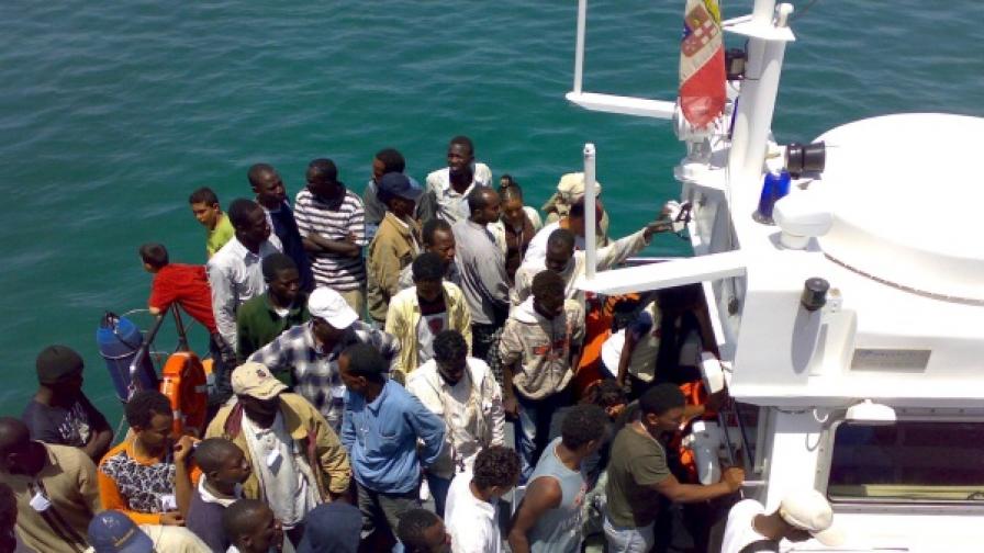 Кораб с емигранти от Африка плава към италианския остров Лампедуза. Снимка от лятото на 2008 г.