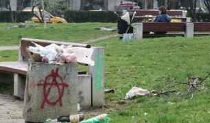 Жена с детска количка си почива в парка около НДК.