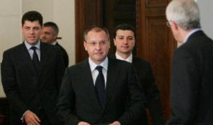 Сергей Станишев, Милен Велчев, Румен Овчаров преди началото на антикризисния съвет