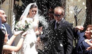 Сватба в другия лагер, близо до Палермо, - на мафиотска щерка и нейния любим.