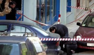На 3 април пък неизвестен стреля по двама полицаи и ги рани тежко в Атина.