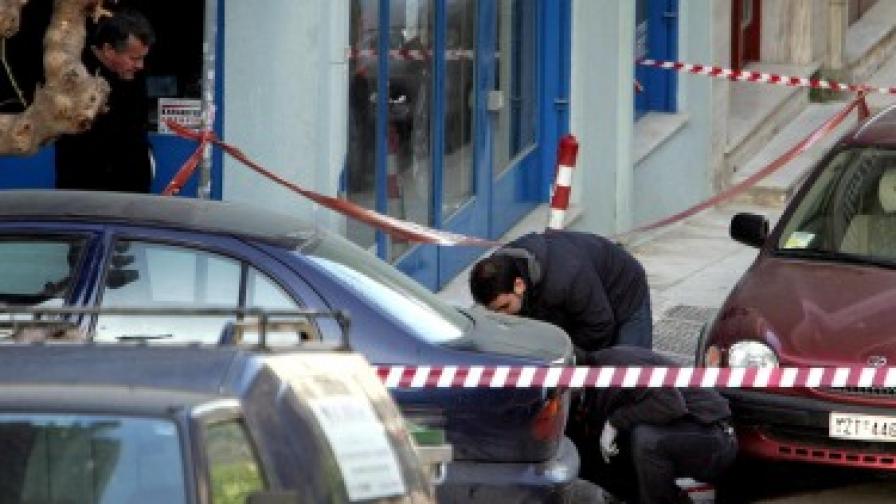 На 3 април пък неизвестен стреля по двама полицаи и ги рани тежко в Атина.