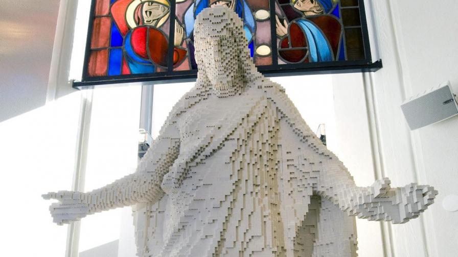 Направиха статуя на Исус от "Лего" 