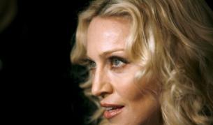 Певицата казва, че иска да даде на момиченцето дом и семейство.