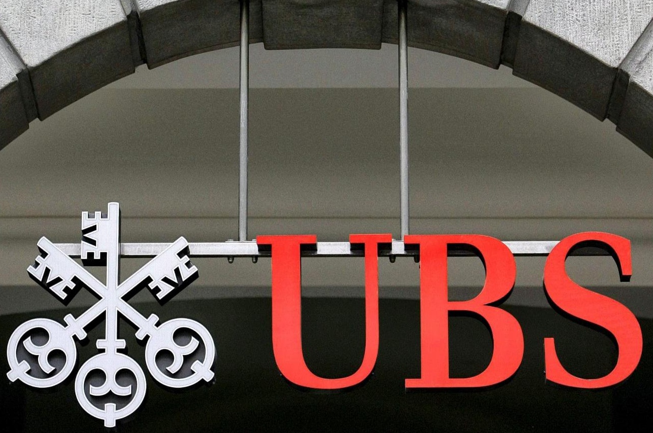 Ю Би Ес съкращава близо 9000 служители