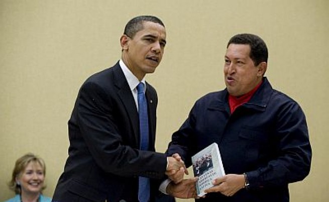 Уго Чавес подари на Барак Обама книга като жест на помирение