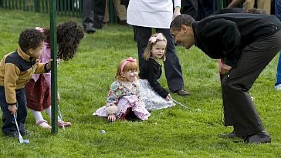 И Барак Обама търкаля яйца по стара традиция