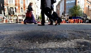 И британците имали проблем с дупките по пътищата