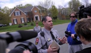 Полицай разяснява пред медиите фактите около смъртта на Келерман пред дома на финансовия директор на "Фреди Мак"