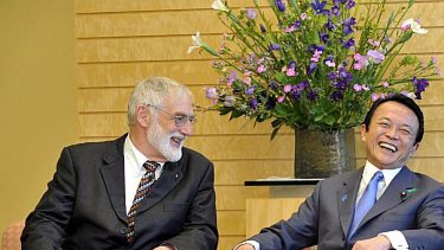 Проф. Денис Медоуз (вляво) до японския премиер Таро Асо.