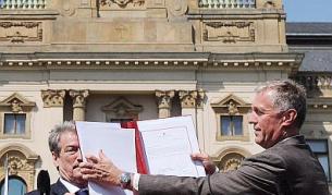 Мирек Тополанек показва амолбата на Албания за членство в ЕС