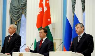 Президентът Медведев и президентите на Абхазия и Южна Осетия Сергей Багапш и Едуард Кокойти