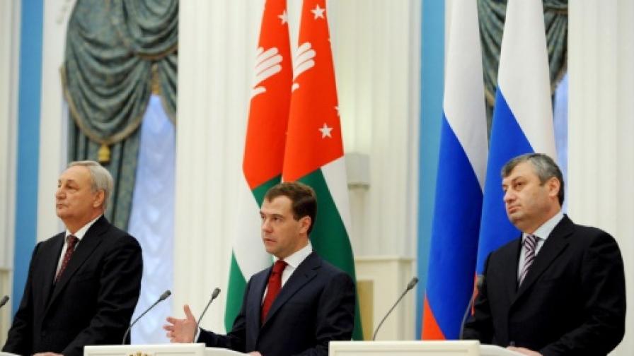 Президентът Медведев и президентите на Абхазия и Южна Осетия Сергей Багапш и Едуард Кокойти