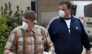 Двама пациенти с маски пред болницата в Прищина, където на 6 май почина 27-годишна жена, за която има съмнения, че е заразена със свински грип